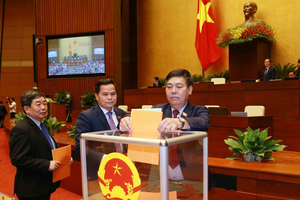 Đại biểu Quốc hội bỏ phiếu phê chuẩn danh sách một số Phó Chủ tịch và một số Ủy viên Hội đồng Bầu cử quốc gia. (Ảnh: Phương Hoa/TTXVN)