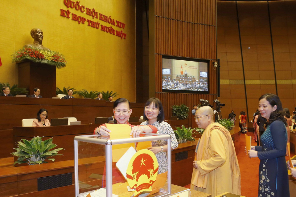 Các đại biểu Quốc hội bỏ phiếu phê chuẩn một số Phó Chủ tịch và một số Ủy viên Hội đồng Bầu cử quốc gia. (Ảnh: Doãn Tấn/TTXVN)