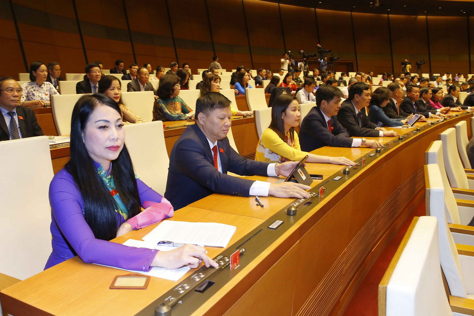 Đại biểu biểu quyết thông qua Nghị quyết phê chuẩn danh sách một số Phó Chủ tịch và một số Ủy viên Hội đồng Bầu cử quốc gia. (Ảnh: Doãn Tấn/TTXVN)