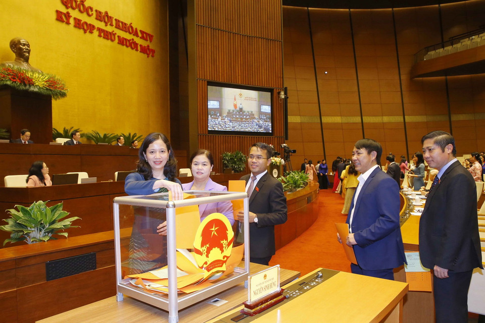 Các đại biểu Quốc hội bỏ phiếu phê chuẩn một số Phó Chủ tịch và một số Ủy viên Hội đồng Bầu cử quốc gia. (Ảnh: Doãn Tấn/TTXVN)