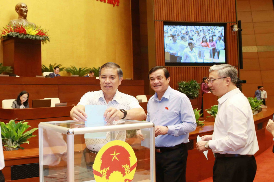 Đại biểu bỏ phiếu bầu một số Phó Chủ tịch Quốc hội. (Ảnh: Doãn Tấn/TTXVN)