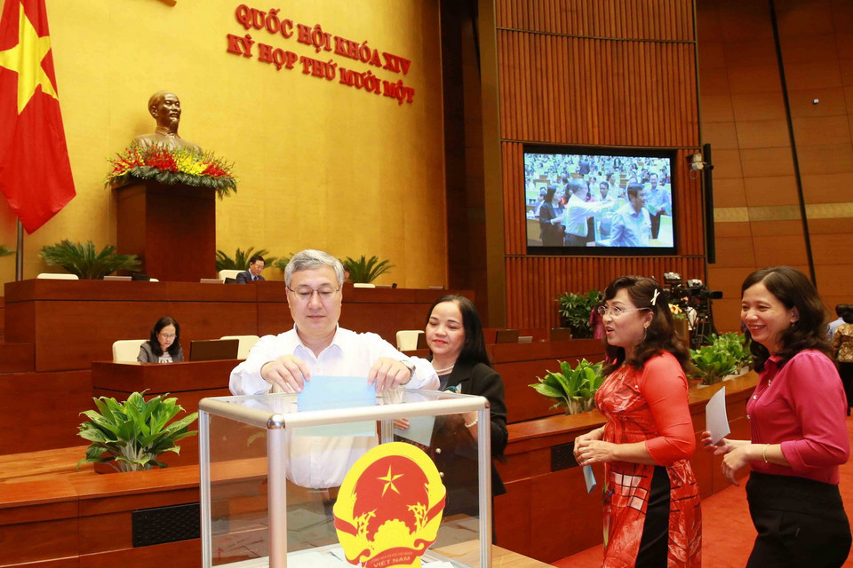 Đại biểu bỏ phiếu bầu một số Phó Chủ tịch Quốc hội. (Ảnh: Doãn Tấn/TTXVN)