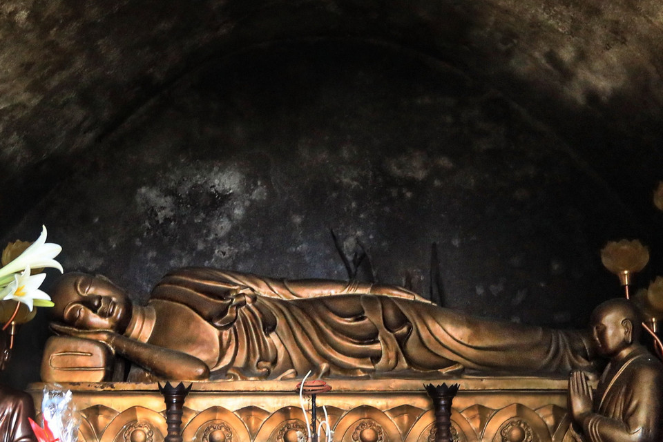 Bộ Văn hóa, Thể thao và Du lịch đã chủ trì, phối hợp với Ủy ban Quốc gia UNESCO Việt Nam xây dựng Hồ sơ đề cử Quần thể di tích và danh thắng Yên Tử trình UNESCO xem xét, ghi vào Danh mục Di sản Thế giới. Trong ảnh: Tượng Đức vua Phật hoàng Trần Nhân Tông với dáng nằm mô phỏng Phật nhập niết bàn được đặt trong Am - chùa Ngọa Vân trên núi Bảo Đài, ở độ cao 600m so với mực nước biển, thuộc Khu di tích lịch sử nhà Trần (thị xã Đông Triều, Quảng Ninh). Ngọa Vân là địa danh gắn với nơi tu hành và viên tịch của vị Tổ thứ nhất Thiền phái Trúc Lâm-Trần Nhân Tông, cùng một số cao tăng thời Trần và Lê Trung hưng. (Ảnh: Tuấn Anh/TTXVN)