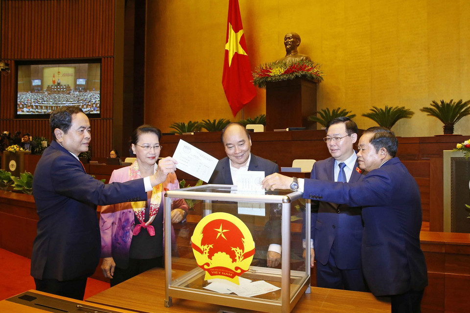 Thủ tướng Nguyễn Xuân Phúc, Chủ tịch Quốc hội Vương Đình Huệ, nguyên Chủ tịch Quốc hội Nguyễn Thị Kim Ngân và các đại biểu bỏ phiếu bầu một số Phó Chủ tịch Quốc hội. (Ảnh: Doãn Tấn/TTXVN)