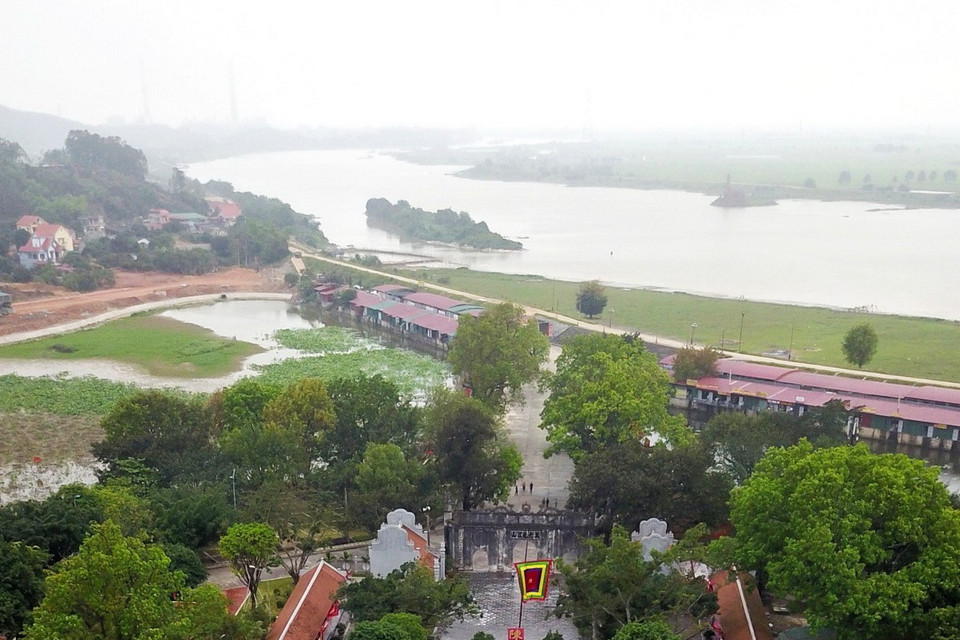 Đền Kiếp Bạc thuộc thành phố Chí Linh (Khu di tích Côn Sơn-Kiếp Bạc, tỉnh Hải Dương) là nơi thờ phụng Anh hùng dân tộc Hưng Đạo Đại Vương Trần Quốc Tuấn. Đền tựa lưng vào núi Trán Rồng, trước mặt là sông Lục Đầu tạo thành vùng đất quần tụ đủ tứ linh, ngũ nhạc, lục đầu giang. (Ảnh: Thành Đạt/TTXVN)