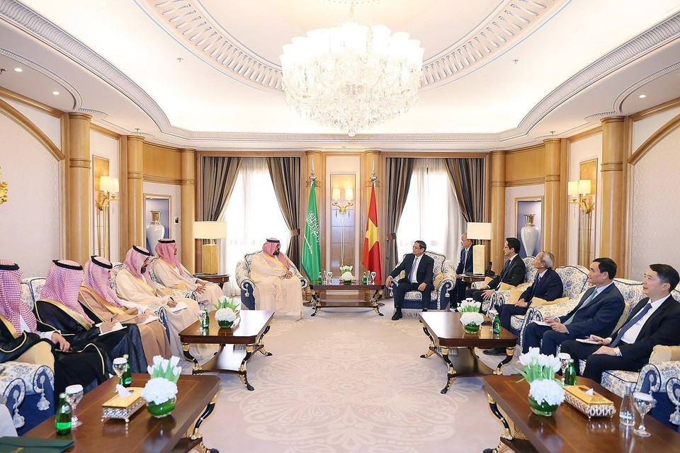 Thủ tướng Phạm Minh Chính tiếp ông Faisal Al-Ibrahim, Bộ trưởng Bộ Kinh tế-Kế hoạch Saudi Arabia. (Ảnh: Dương Giang/TTXVN)