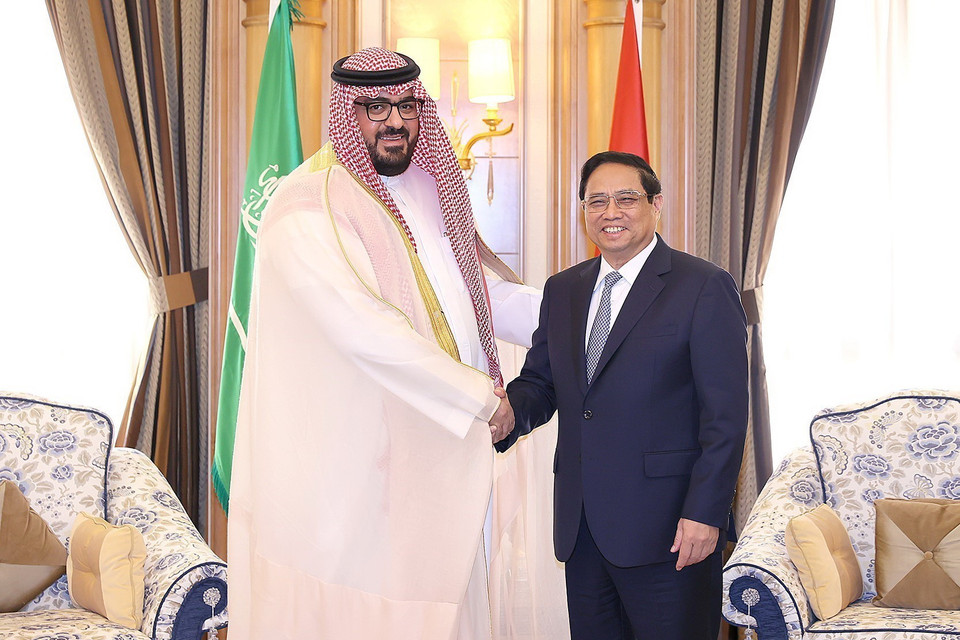 Thủ tướng Phạm Minh Chính tiếp ông Faisal Al-Ibrahim, Bộ trưởng Bộ Kinh tế-Kế hoạch Saudi Arabia. (Ảnh: Dương Giang/TTXVN)