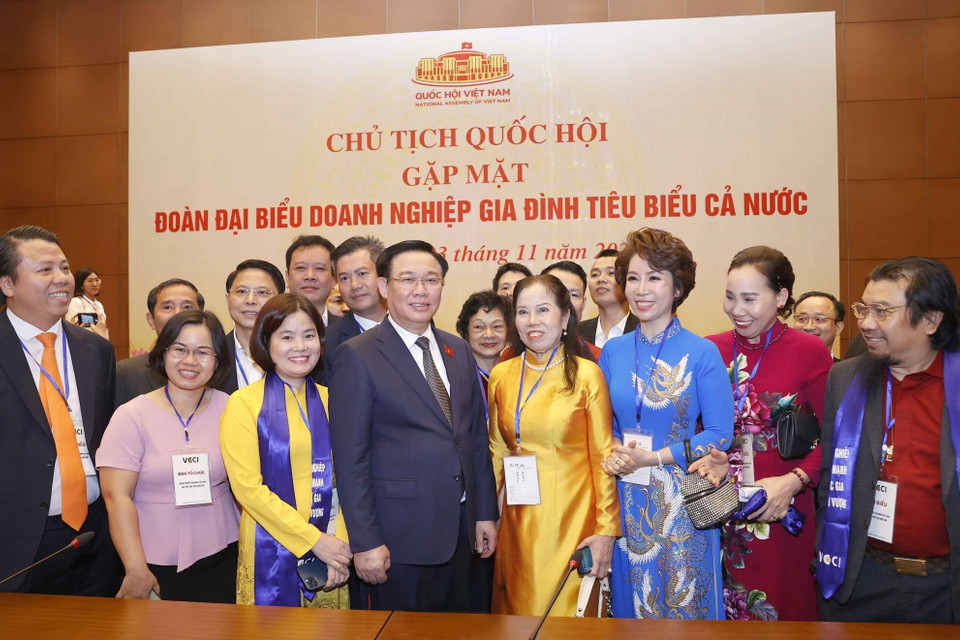 Chủ tịch Quốc hội Vương Đình Huệ với các đại biểu. (Ảnh: Doãn Tấn/TTXVN)