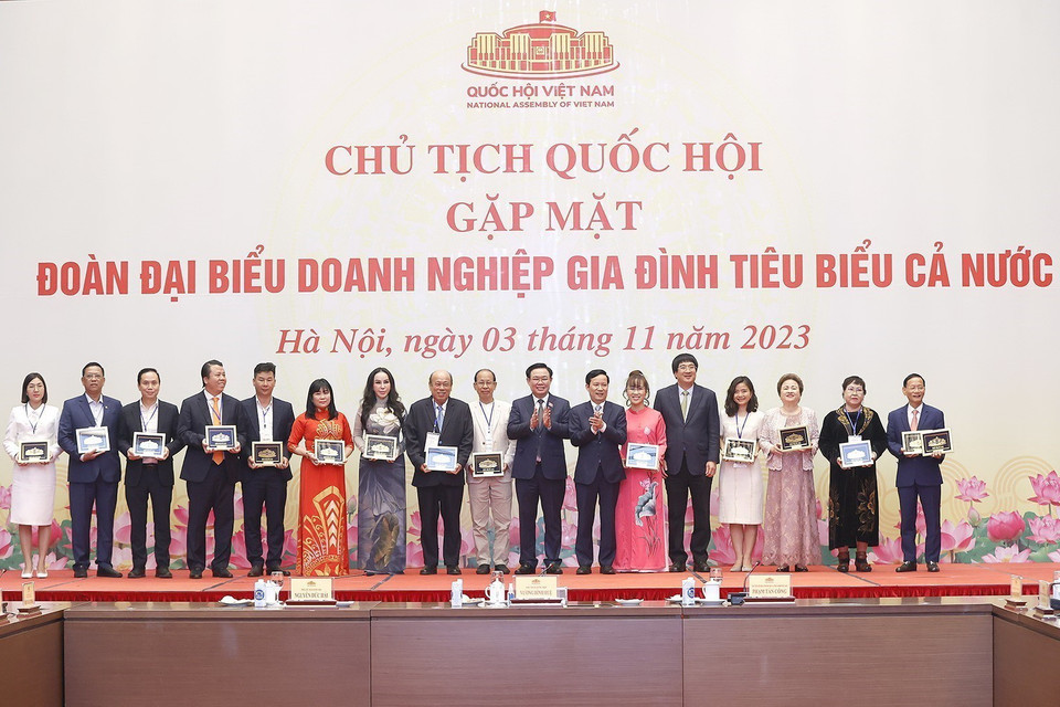 Chủ tịch Quốc hội Vương Đình Huệ tặng quà lưu niệm các đại biểu. (Ảnh: Doãn Tấn/TTXVN)