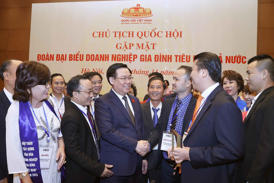 Chủ tịch Quốc hội Vương Đình Huệ với các đại biểu. (Ảnh: Doãn Tấn/TTXVN)