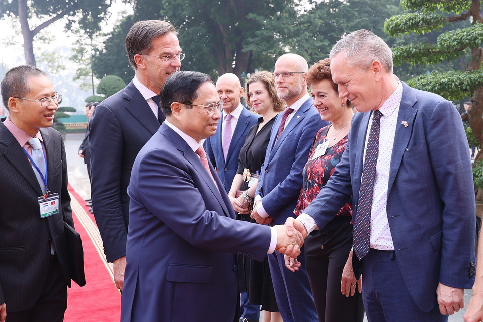Thủ tướng Hà Lan Mark Rutte giới thiệu với Thủ tướng Phạm Minh Chính các thành viên Đoàn Đại biểu Hà Lan. (Ảnh: Dương Giang/TTXVN)