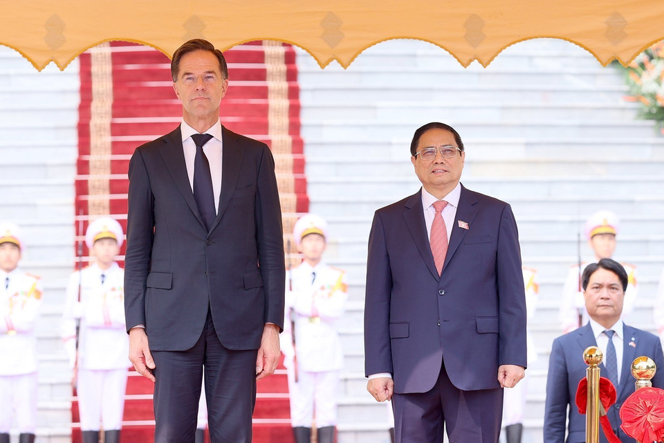 Thủ tướng Phạm Minh Chính và Thủ tướng Hà Lan Mark Rutte nghe quân nhạc cử Quốc thiều hai nước. (Ảnh: Dương Giang/TTXVN)