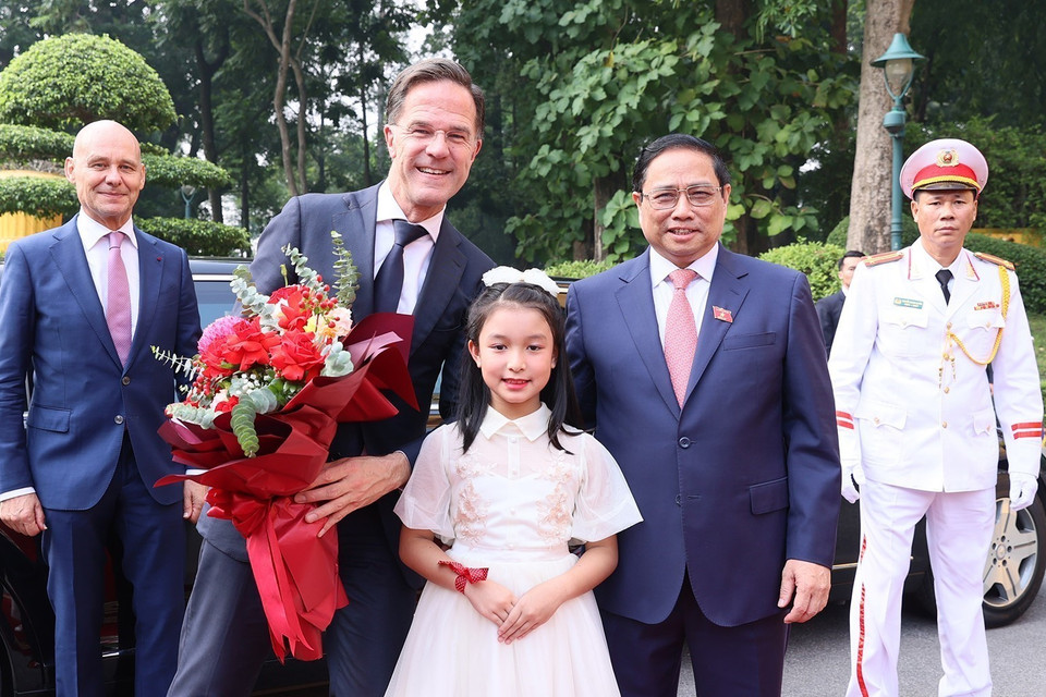 Thủ tướng Phạm Minh Chính và Thủ tướng Hà Lan Mark Rutte với thiếu nhi Thủ đô tại Lễ đón. (Ảnh: Dương Giang/TTXVN)