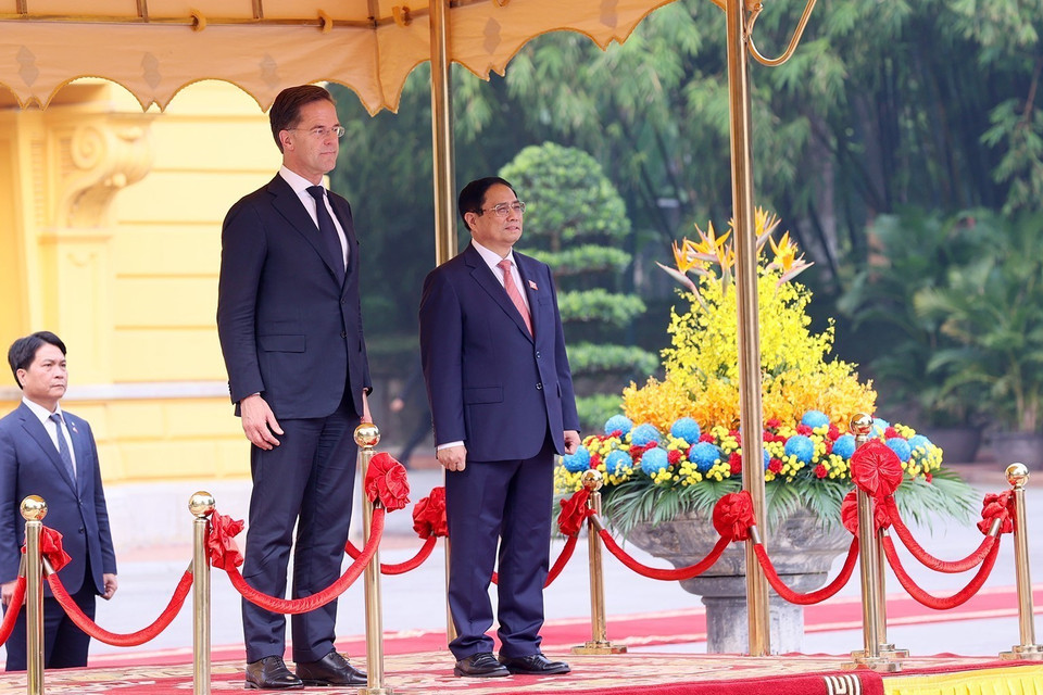 Thủ tướng Phạm Minh Chính và Thủ tướng Hà Lan Mark Rutte nghe quân nhạc cử Quốc thiều hai nước. (Ảnh: Dương Giang/TTXVN)