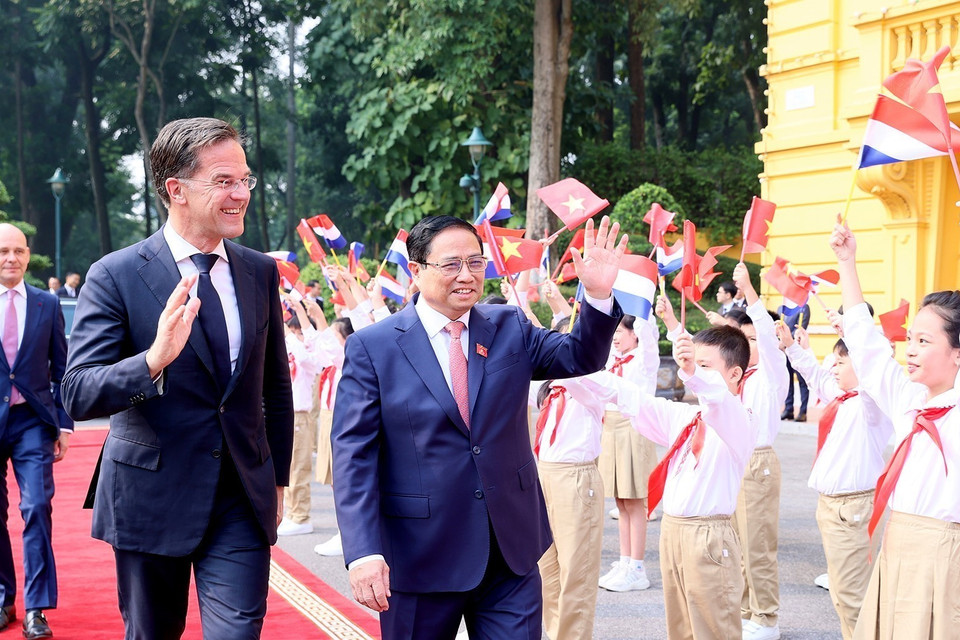 Thủ tướng Phạm Minh Chính và Thủ tướng Hà Lan Mark Rutte với thiếu nhi Thủ đô. (Ảnh: Dương Giang/TTXVN)