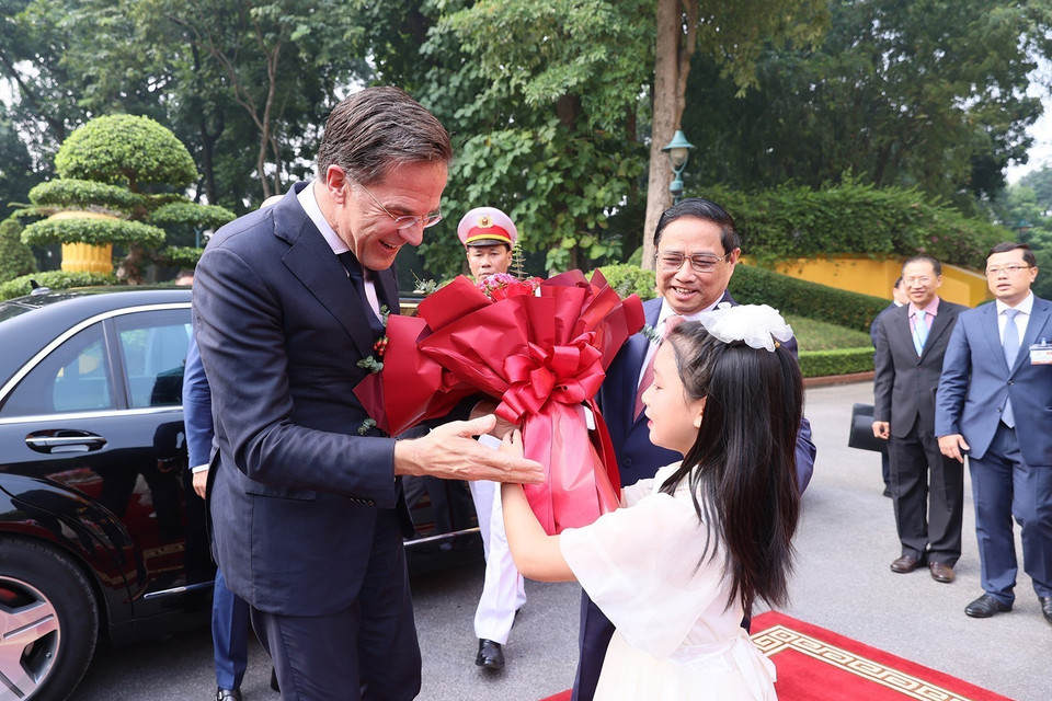 Thiếu nhi Thủ đô chào mừng Thủ tướng Hà Lan Mark Rutte thăm chính thức Việt Nam. (Ảnh: Dương Giang/TTXVN)
