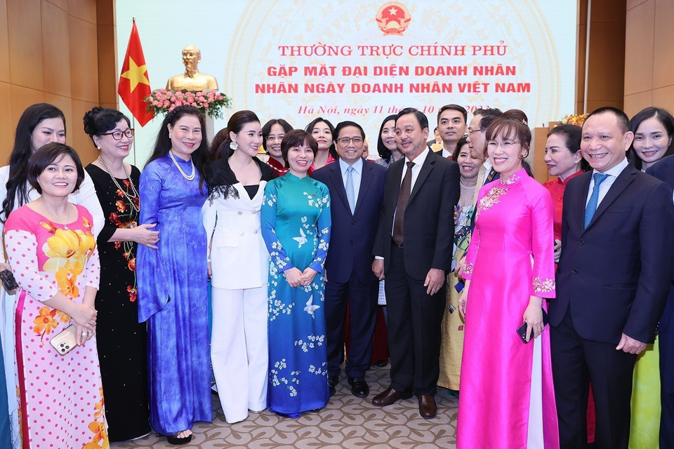 Thủ tướng Phạm Minh Chính với đại diện doanh nhân Việt Nam. (Ảnh: Dương Giang/TTXVN)