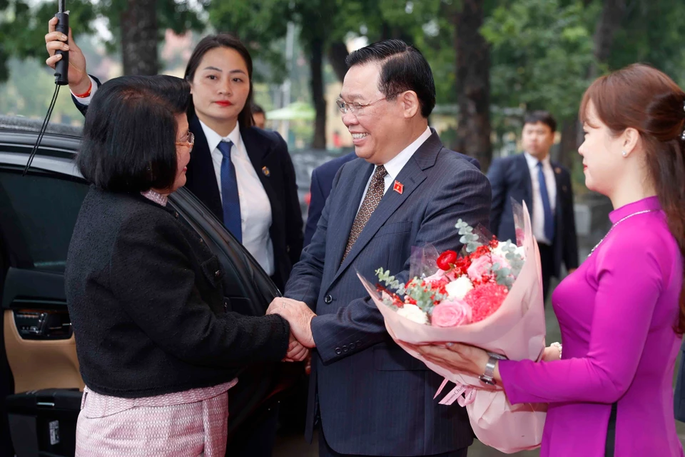 Chủ tịch Quốc hội Vương Đình Huệ đón Chủ tịch Quốc hội Campuchia Samdech Khuon Sudary. (Ảnh: Doãn Tấn/TTXVN)