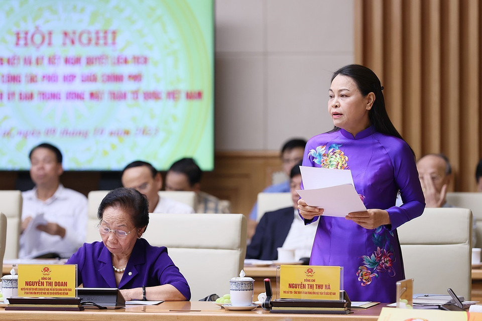 Phó Chủ tịch, Tổng Thư ký Ủy ban Trung ương MTTQ Việt Nam Nguyễn Thị Thu Hà báo cáo kết quả thực hiện Nghị quyết Liên tịch số 19 ban hành quy chế phối hợp giữa hai đơn vị. (Ảnh: Dương Giang/TTXVN)