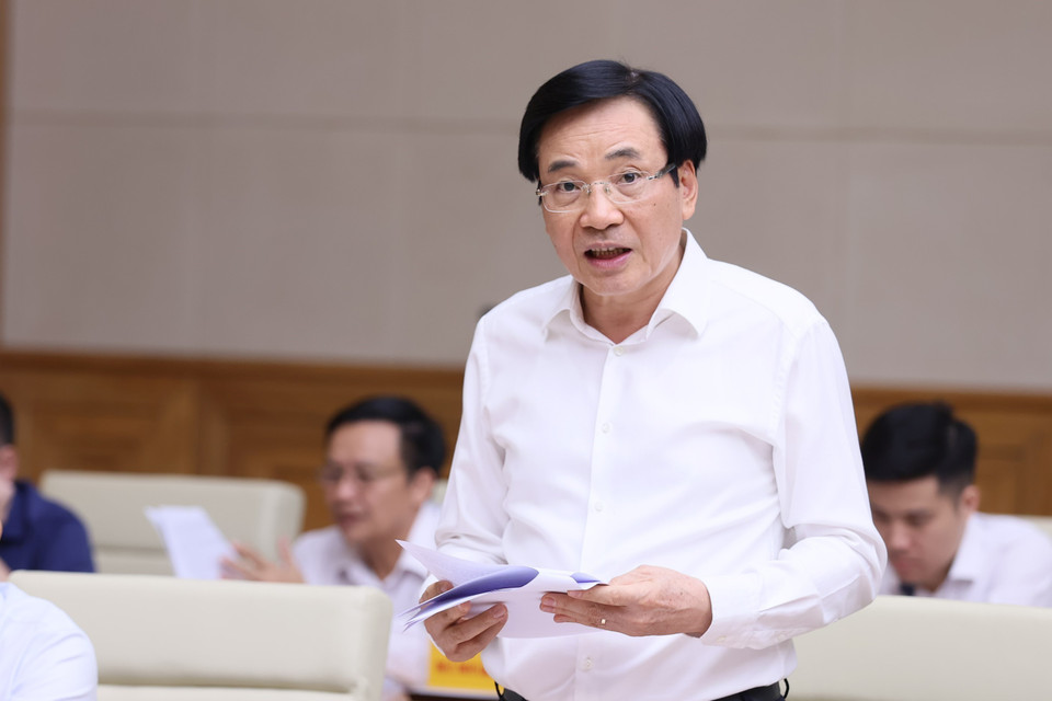 Bộ trưởng, Chủ nhiệm Văn phòng Chính phủ Trần Văn Sơn báo cáo rà soát việc thực hiện kết luận của Thủ tướng Chính phủ. (Ảnh: Dương Giang/TTXVN)