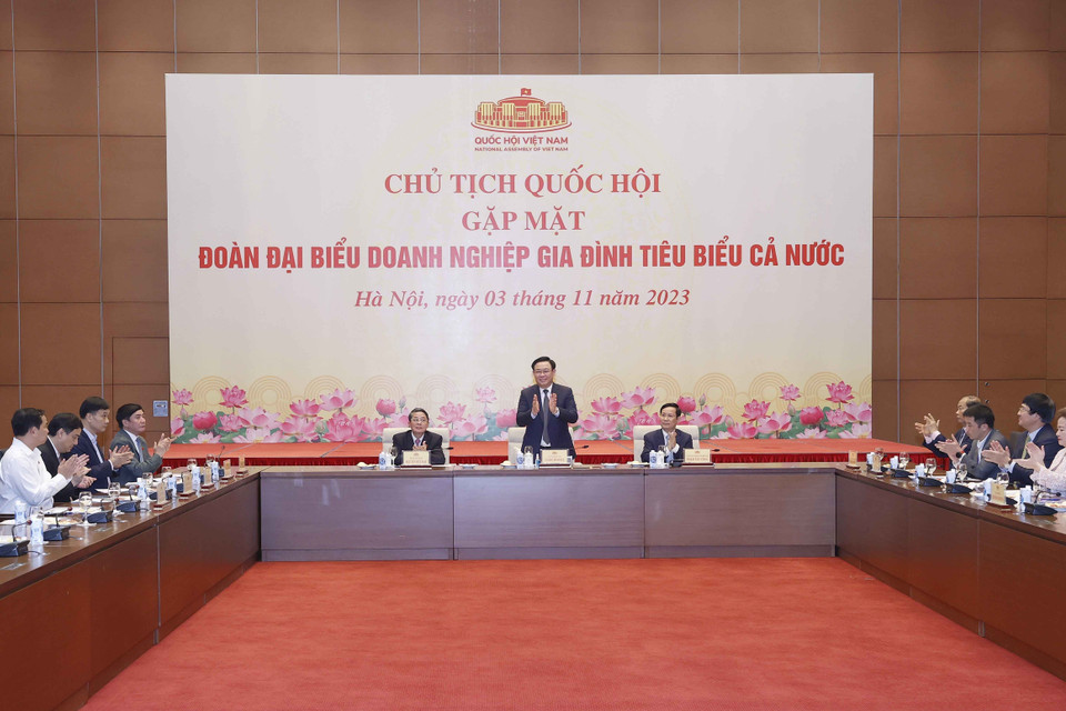 Tối 3/11, tại Hà Nội, Chủ tịch Quốc hội Vương Đình Huệ gặp mặt Đoàn Đại biểu Doanh nghiệp gia đình tiêu biểu cả nước. (Ảnh: Doãn Tấn/TTXVN)