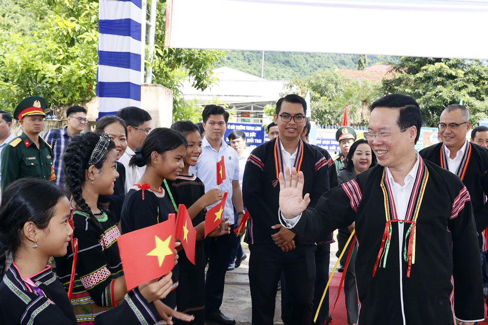 Chủ tịch nước Võ Văn Thưởng với người dân tại Liên khu dân cư xã Suối Trai, huyện Sơn Hòa. (Ảnh: Thống Nhất/TTXVN)