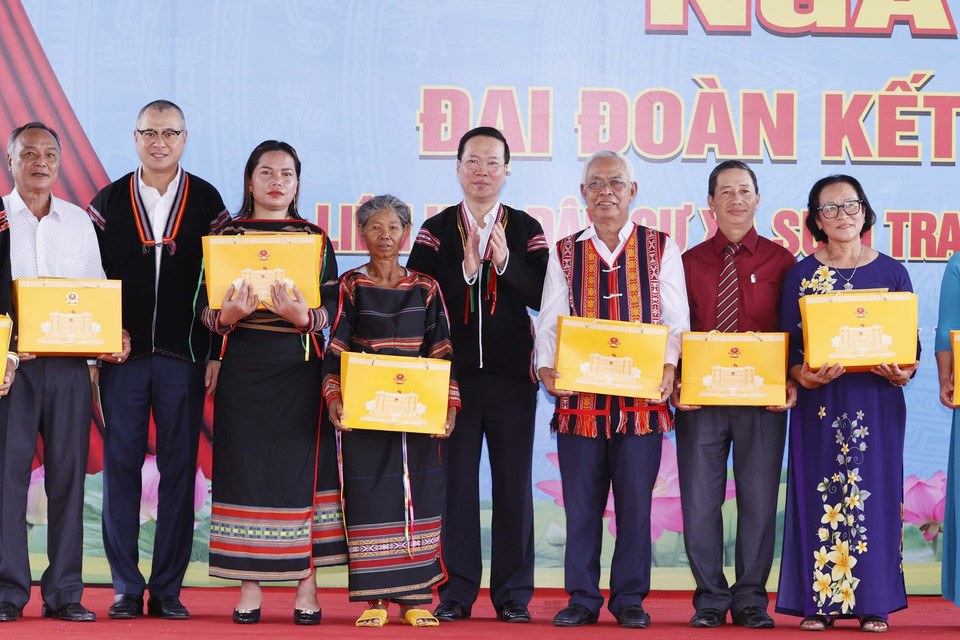 Chủ tịch nước Võ Văn Thưởng tặng quà cho cán bộ quản lý, giáo dục, giáo viên tiêu biểu và đồng bào uy tín. (Ảnh: Thống Nhất/TTXVN)