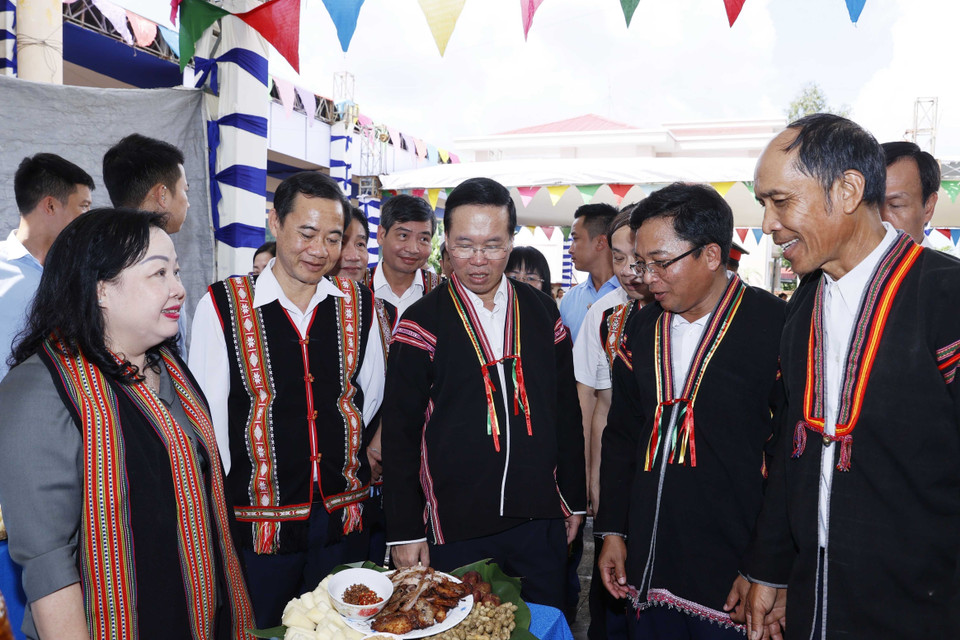 Chủ tịch nước Võ Văn Thưởng dự Ngày hội Đại Đoàn kết toàn Dân tộc tại Liên khu dân cư xã Suối Trai, huyện Sơn Hòa. (Ảnh: Thống Nhất/TTXVN)