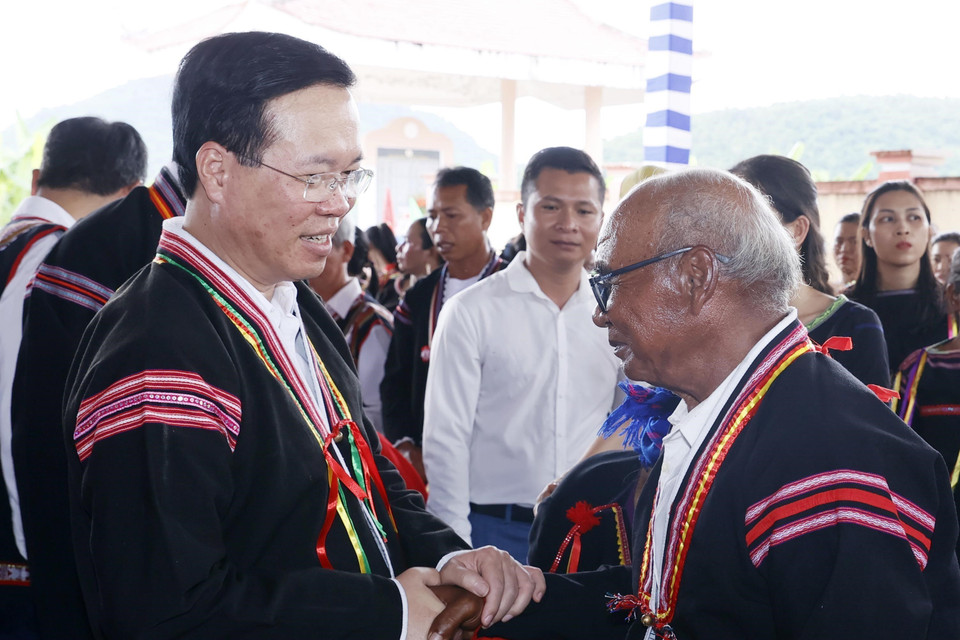 Chủ tịch nước Võ Văn Thưởng với người dân tại Liên khu dân cư xã Suối Trai, huyện Sơn Hòa. (Ảnh: Thống Nhất/TTXVN)