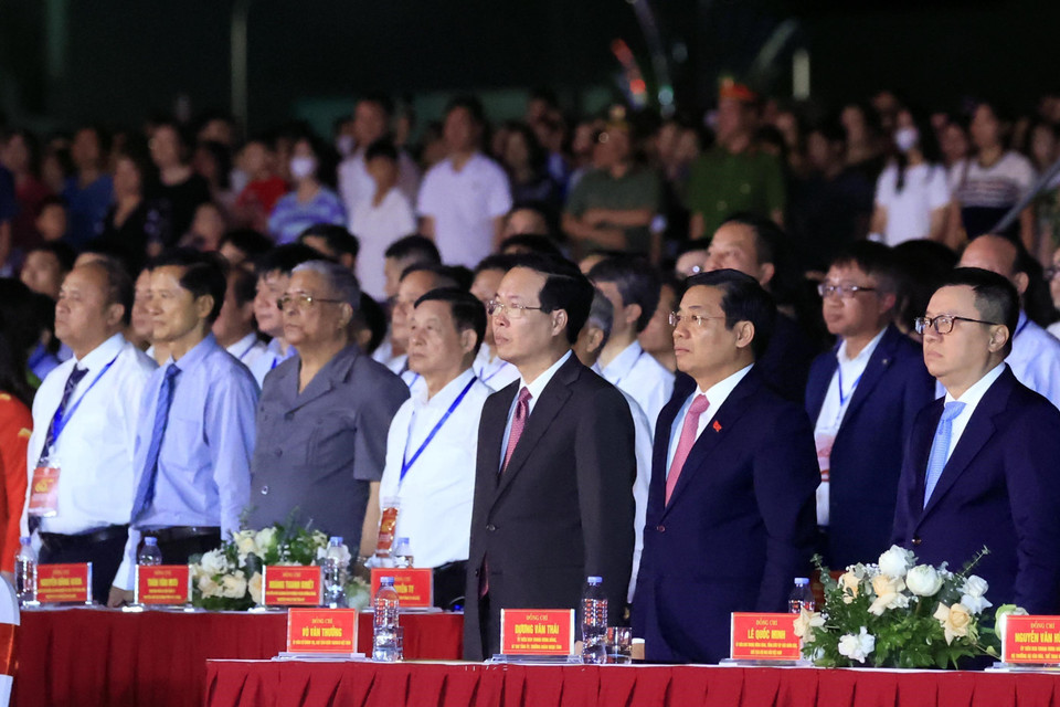 Chủ tịch nước Võ Văn Thưởng và các đại biểu thực hiện nghi thức chào cờ. (Ảnh: Thống Nhất/TTXVN)