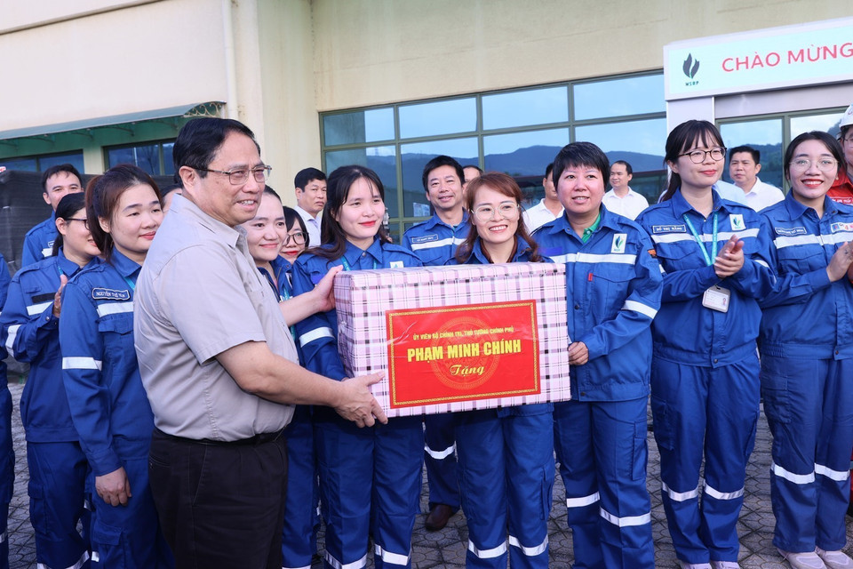 Thủ tướng Phạm Minh Chính tặng quà cho kỹ sư, công nhân Nhà máy Lọc hóa dầu Nghi Sơn. (Ảnh: Dương Giang/TTXVN)