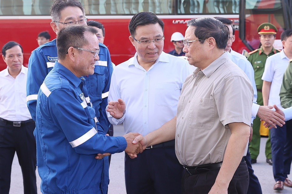 Thủ tướng Phạm Minh Chính với kỹ sư, công nhân Nhà máy Lọc hóa dầu Nghi Sơn (Công ty Trách nhiệm hữu hạn Lọc hóa dầu Nghi Sơn) (Ảnh: Dương Giang/TTXVN)