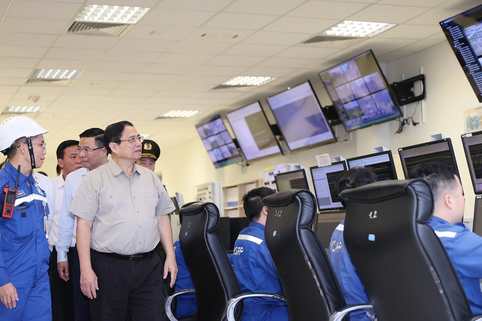 Thủ tướng Phạm Minh Chính kiểm tra công tác vận hành Nhà máy Lọc hóa dầu Nghi Sơn. (Ảnh: Dương Giang/TTXVN)