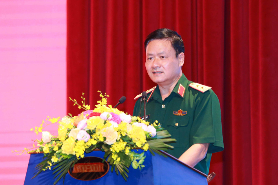 Trung tướng Nguyễn Văn Đức, Cục trưởng Cục Tuyên huấn, Tổng cục Chính trị Quân đội Nhân dân Việt Nam phát biểu tại hội nghị. (Ảnh: Phương Hoa/TTXVN)