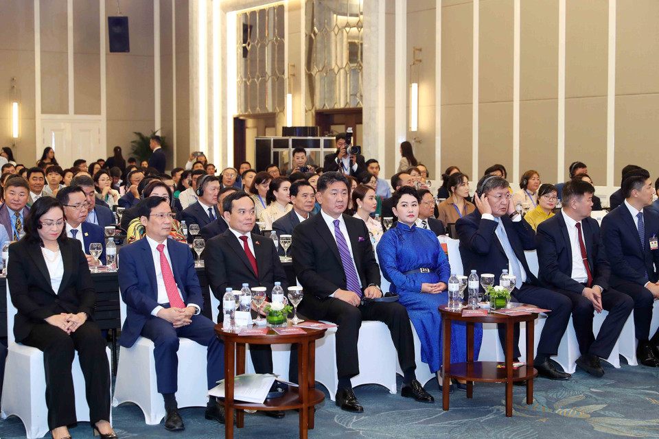 Tổng thống Mông Cổ Ukhnaagiin Khurelsukh và Phó Thủ tướng Trần Lưu Quang với các đại biểu tham dự Diễn đàn. (Ảnh: An Đăng/TTXVN)