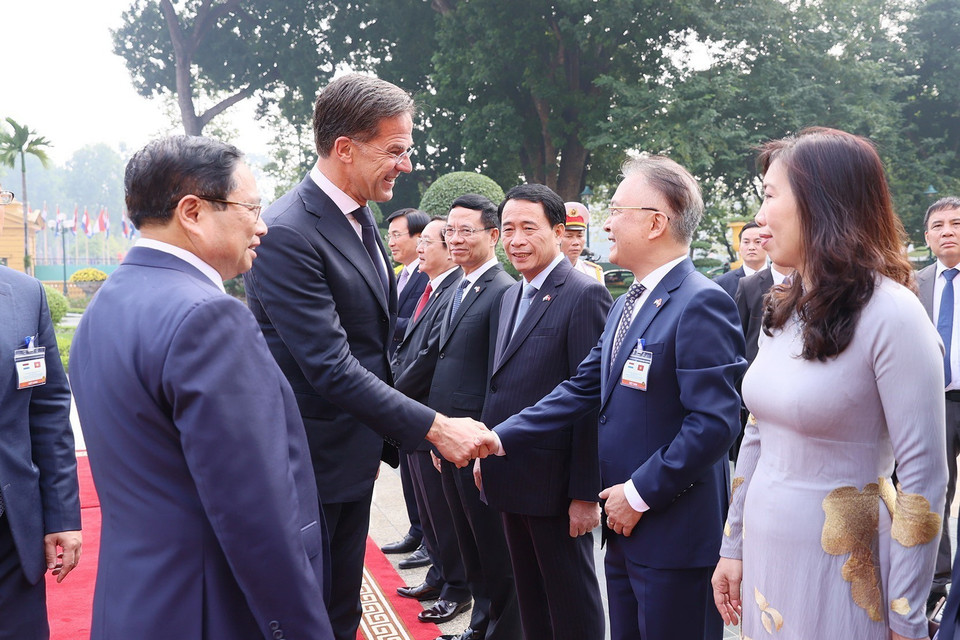 Thủ tướng Phạm Minh Chính giới thiệu với Thủ tướng Hà Lan Mark Rutte các thành viên Đoàn Đại biểu Việt Nam. (Ảnh: Dương Giang/TTXVN)