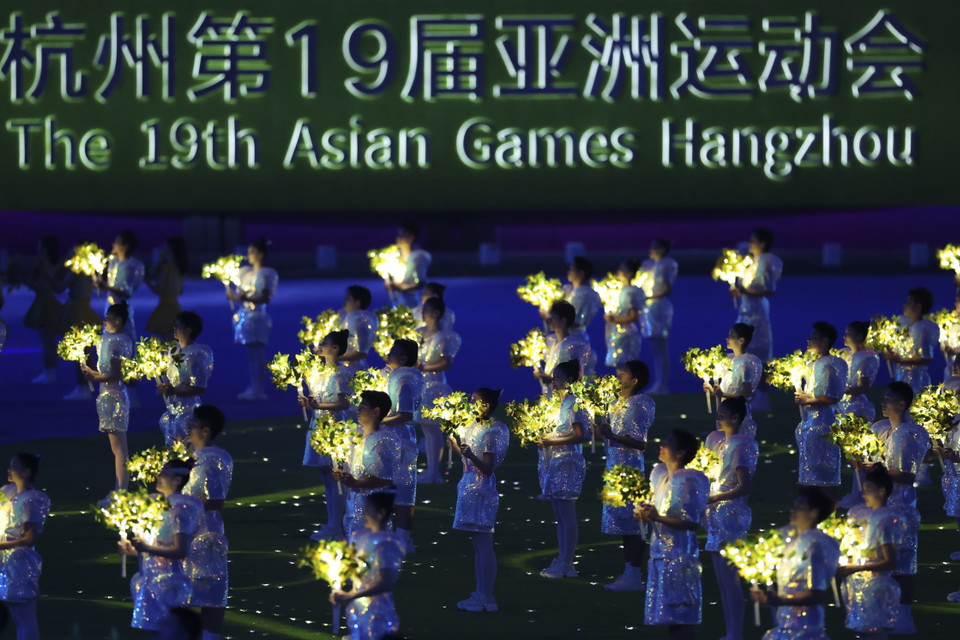 Màn biểu diễn nghệ thuật độc đáo tại Lễ Bế mạc ASIAD 2023 trên Sân vận động Olympic Hàng Châu tối 8/10. (Ảnh: THX/TTXVN)