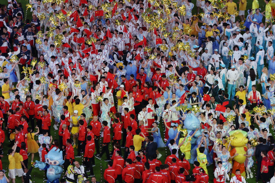 Các đoàn thể thao diễu hành vào Sân vận động Olympic Hàng Châu trong Lễ Bế mạc ASIAD 2023. (Ảnh: THX/TTXVN)