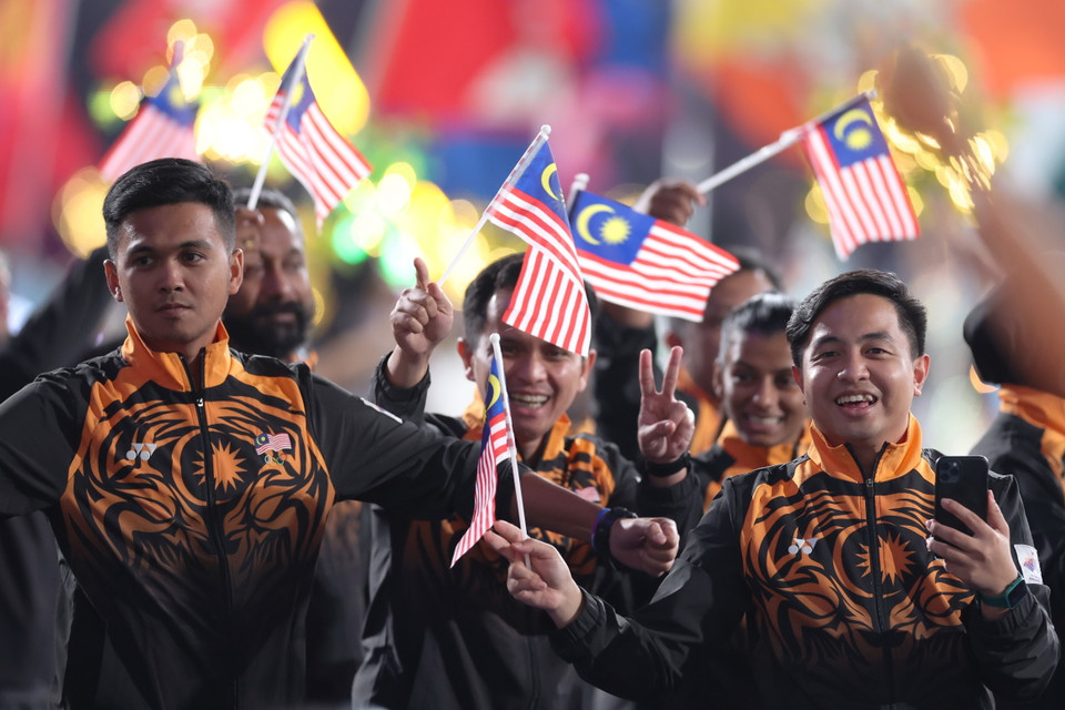 Đoàn Thể thao Malaysia diễu hành trên Sân vận động Olympic Hàng Châu trong Lễ Bế mạc ASIAD 2023. (Ảnh: THX/TTXVN)