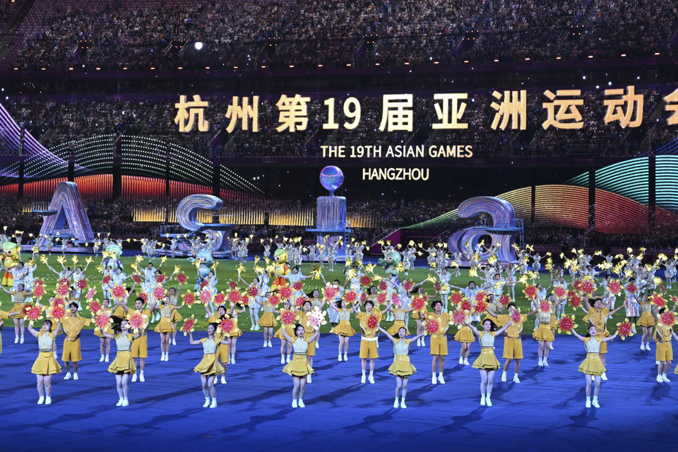 Màn biểu diễn nghệ thuật tại Lễ Bế mạc ASIAD 2023 trên Sân vận động Olympic Hàng Châu tối 8/10. (Ảnh: THX/TTXVN)