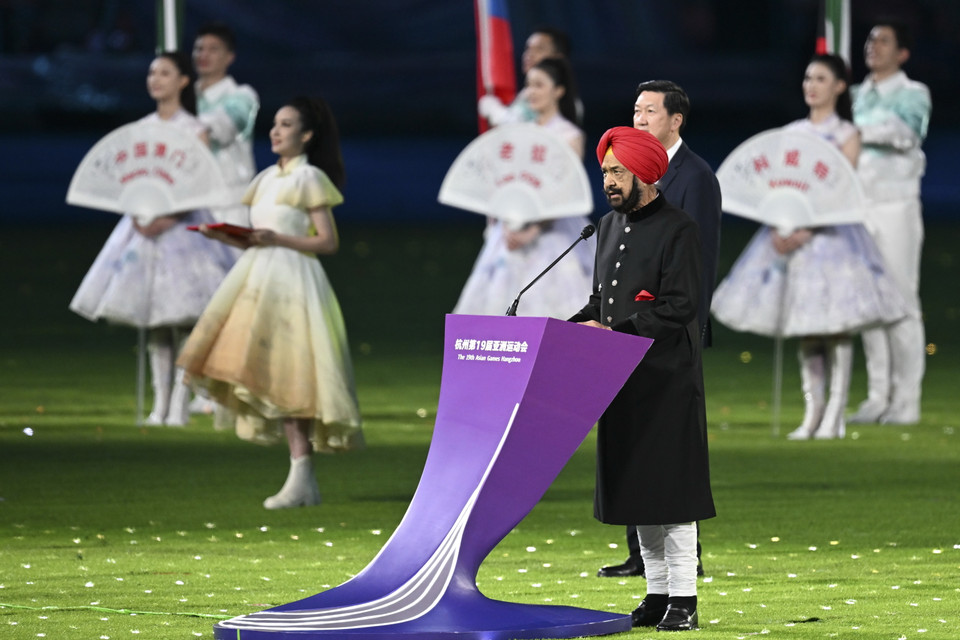 Quyền Chủ tịch Ủy ban Olympic châu Á (OCA) Raja Randhir Singh phát biểu bế mạc ASIAD 2023. (Ảnh: THX/TTXVN)
