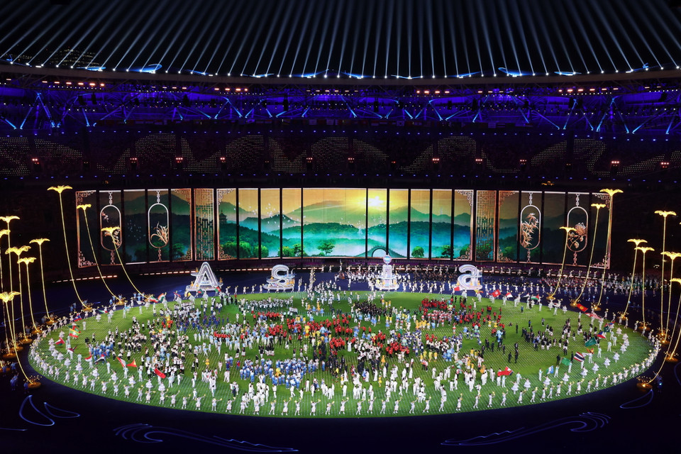 Các nghệ sỹ biểu diễn tại Lễ Bế mạc ASIAD 2023 trên Sân vận động Olympic Hàng Châu tối 8/10. (Ảnh: THX/TTXVN)