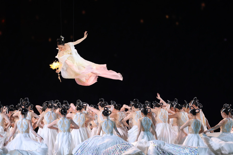 Tiết mục biểu diễn nghệ thuật đặc sắc tại Lễ Bế mạc ASIAD 2023 trên Sân vận động Olympic Hàng Châu tối 8/10/2023. (Ảnh: THX/TTXVN)