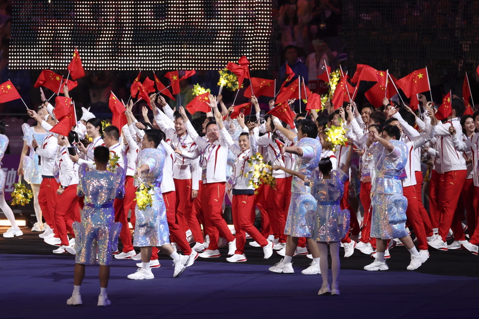 Đoàn thể thao Trung Quốc diễu hành trên Sân vận động Olympic Hàng Châu trong Lễ Bế mạc ASIAD 2023. (Ảnh: THX/TTXVN)