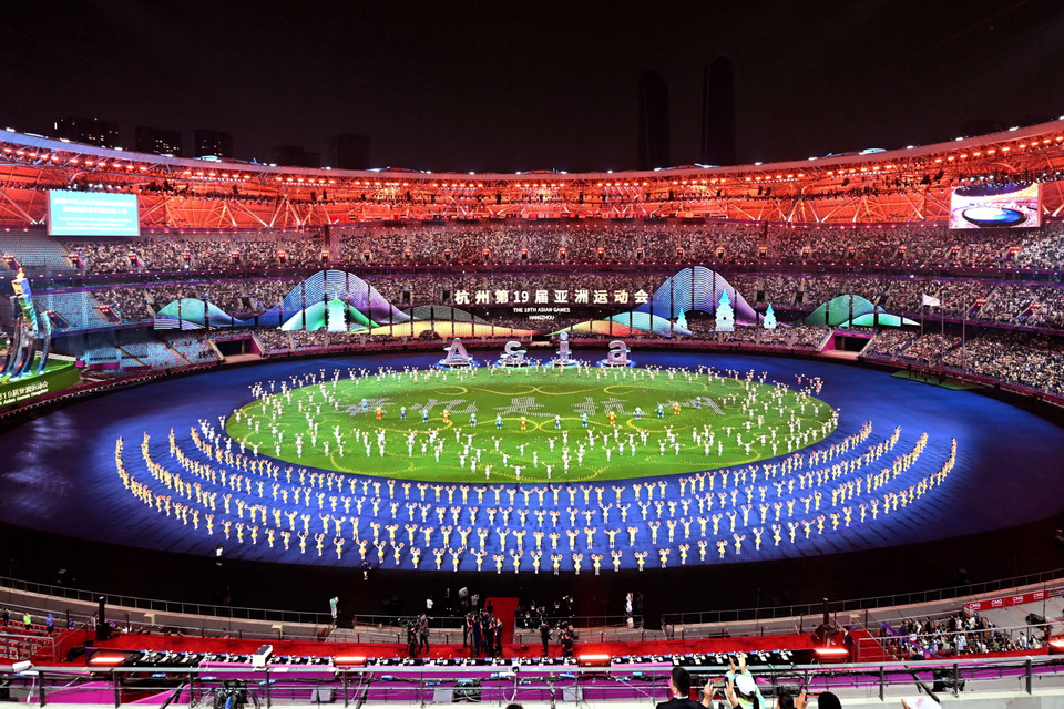 Các nghệ sỹ biểu diễn tại Lễ Bế mạc ASIAD 2023 ở Hàng Châu, Trung Quốc tối 8/10. (Ảnh: THX/TTXVN)