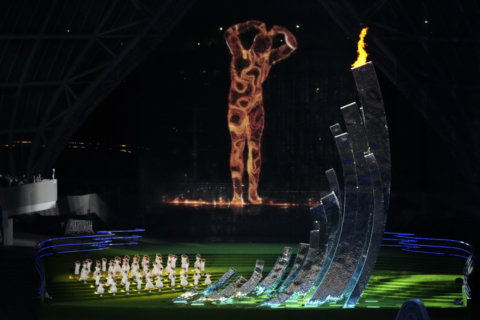 Ngọn đuốc ASIAD 19 tắt sau khi người khổng lồ kỹ thuật số và các bé gái tạo biểu tượng trái tim trong Lễ Bế mạc. (Ảnh: THX/TTXVN)