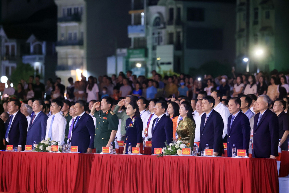 Các đại biểu thực hiện nghi thức chào cờ. (Ảnh: Thống Nhất/TTXVN)