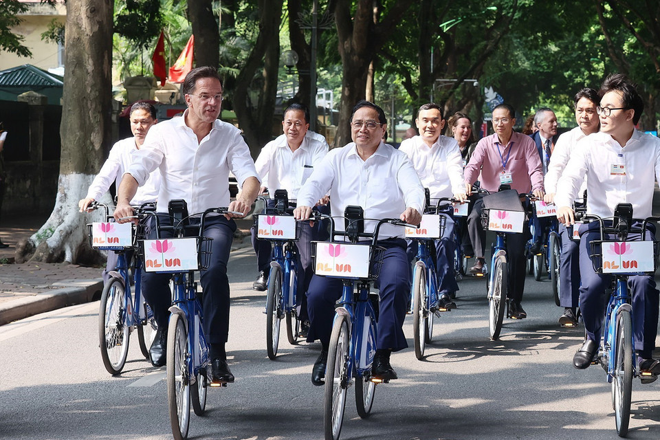 Thủ tướng Phạm Minh Chính và Thủ tướng Hà Lan Mark Rutte đạp xe tham quan không gian Hà Nội. (Ảnh: Dương Giang/TTXVN)