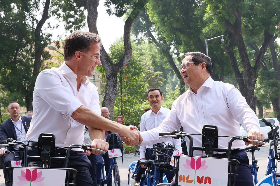 Thủ tướng Phạm Minh Chính và Thủ tướng Hà Lan Mark Rutte trên phố Hà Nội. (Ảnh: Dương Giang/TTXVN)