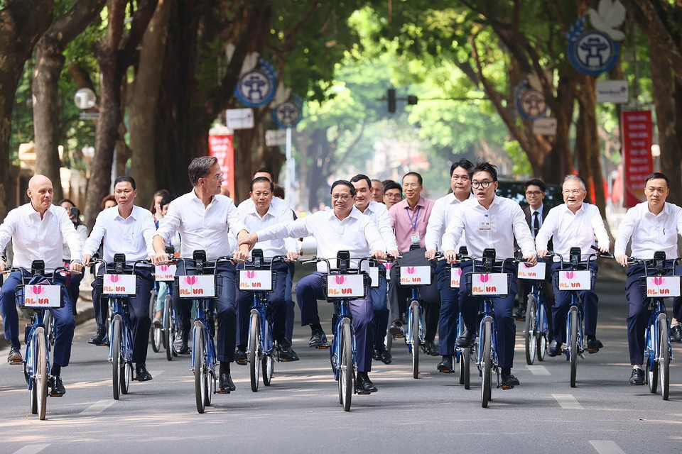 Thủ tướng Phạm Minh Chính cùng Thủ tướng Hà Lan Mark Rutte đạp xe trên phố Phan Đình Phùng. (Ảnh: Dương Giang/TTXVN)